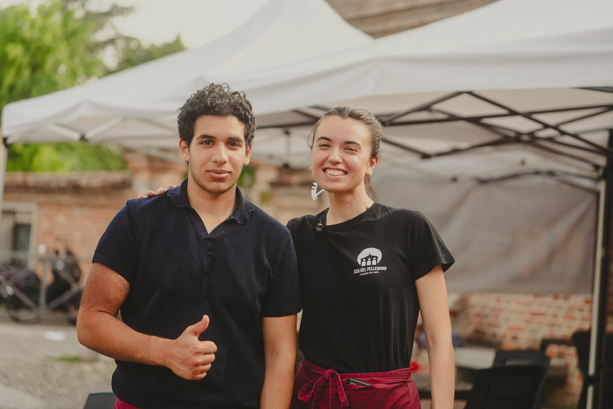 Due giovani dello staff accolgono gli ospiti